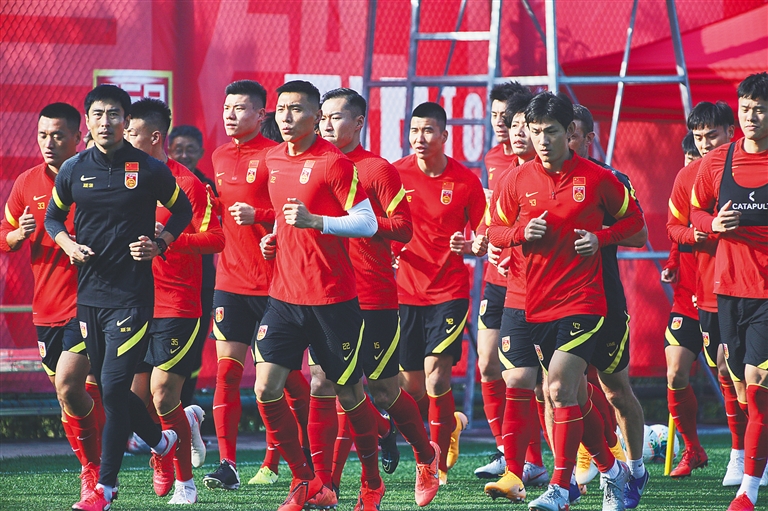 曼联上一次英超客场取胜还是3月对莱斯特城，之后取得2平7负