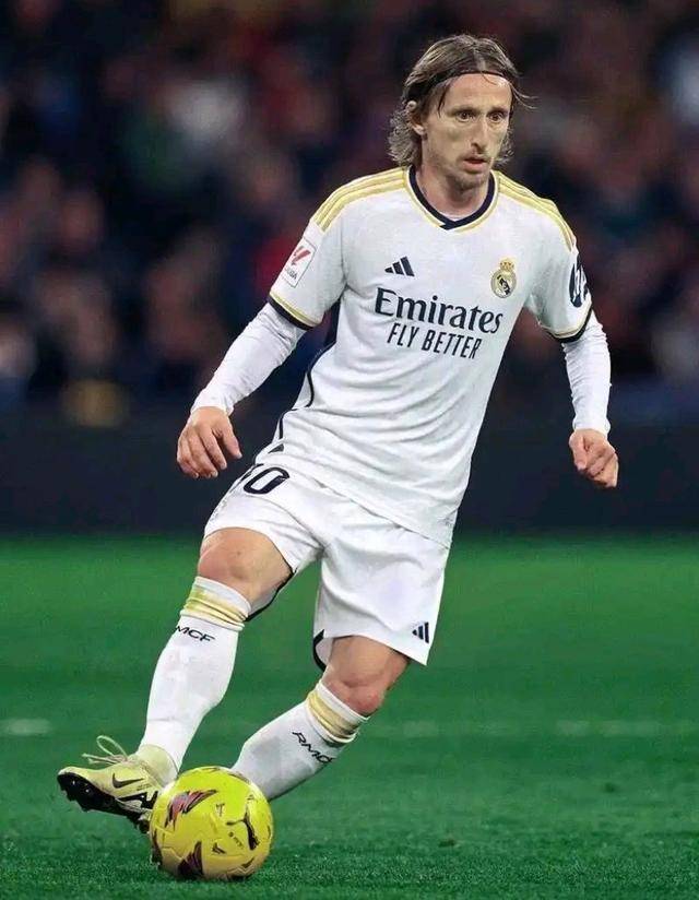 拜仁已连续19场联赛进球2+，有望追平自己保持的德甲纪录（拜仁联赛已19场至少进两球，剑指追平其保持的德甲纪录）