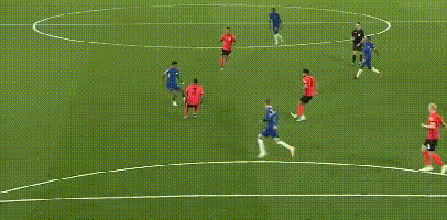 今晚，上海海港门将颜骏凌首发出场，迎来了他代表俱...（上海海港门将颜骏凌今晚首发，迎来代表球队的新里程碑）