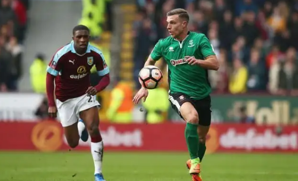 意媒：拜仁天才边锋利契纳或离队，尤文和米兰等队有意争夺（意媒：拜仁边路新星利契纳或将离队，尤文、米兰等队竞逐）