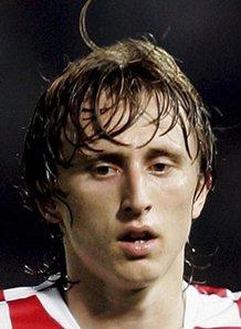 感谢俱乐部，U16国少球员身穿各自俱乐部训练服拍摄全家福（向俱乐部致意，U16国少队员着本队训练服拍全家福）